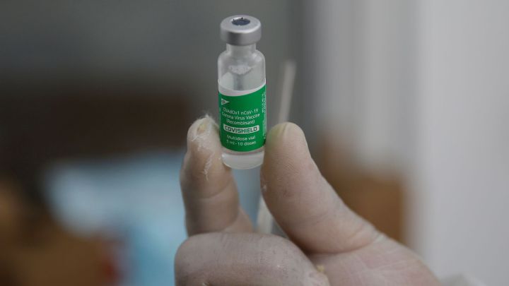 Un anciano se contagia de COVID tras ser vacunado de las dos dosis, pero es asintomático