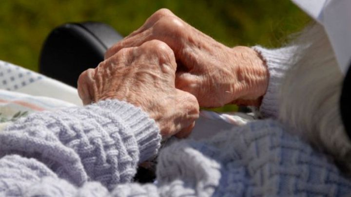 Manola, la hincha del Deportivo de 104 años que superó la COVID-19 como si tuviese quince