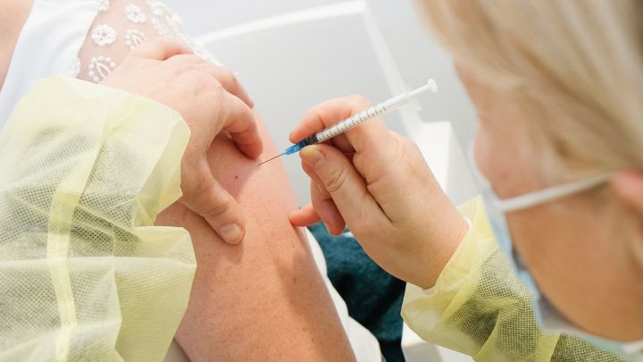 ¿Puede contagiar una persona vacunada con las dos dosis?