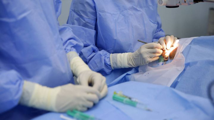 Una mujer muere tras recibir un trasplante de pulmones contagiados de coronavirus