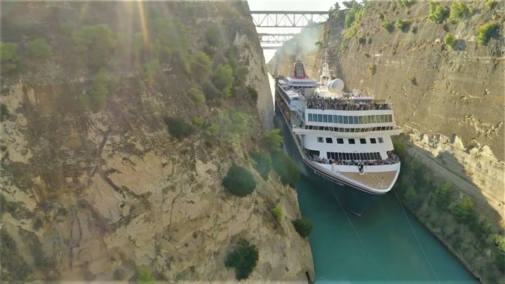 El paso imposible de un barco por el Canal de Corinto