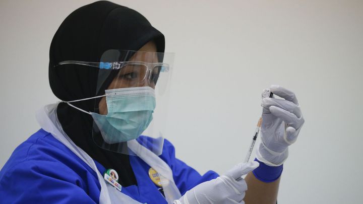 Japón busca la explicación a la muerte por hemorragia cerebral de una mujer vacunada