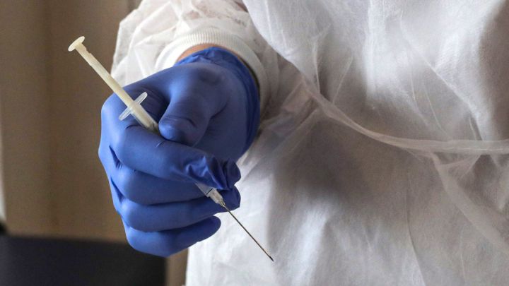 Vacunas del coronavirus: efectos secundarios y cuánto duran en AstraZeneca, Pfizer, Moderna...