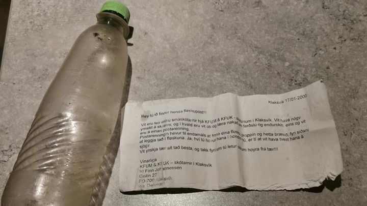 Encuentran una botella lanzada al mar con un mensaje de hace 21 años