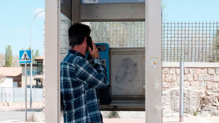 La nueva vida de la última cabina telefónica de Barcelona