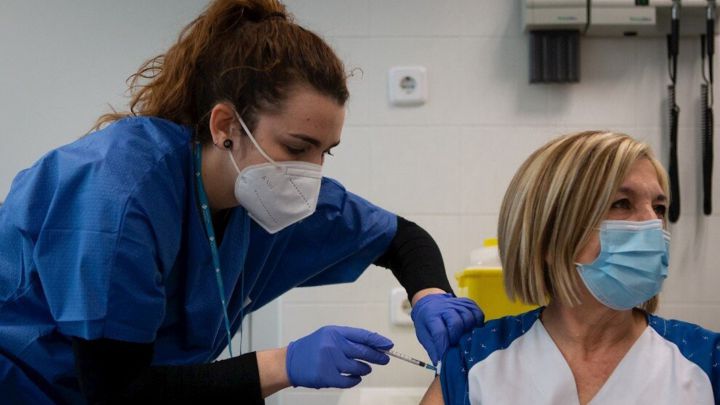 Vacunación por comunidades en España: posibles fechas, dosis y franjas de edad esta semana