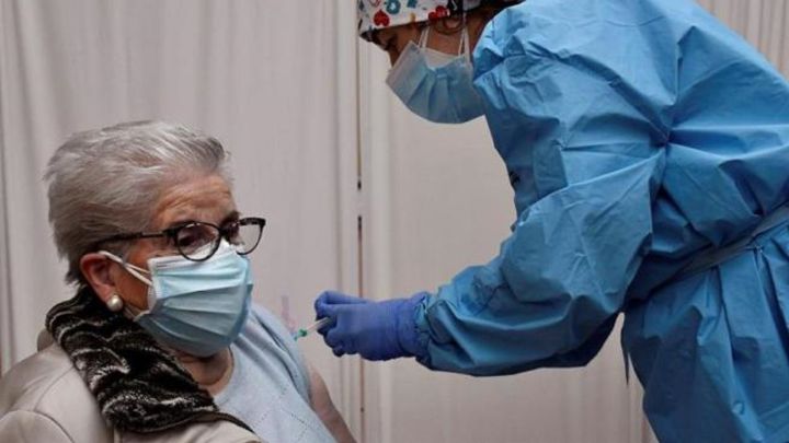 Madrid suspende las nuevas citaciones para vacunaciones de mayores de 80 años