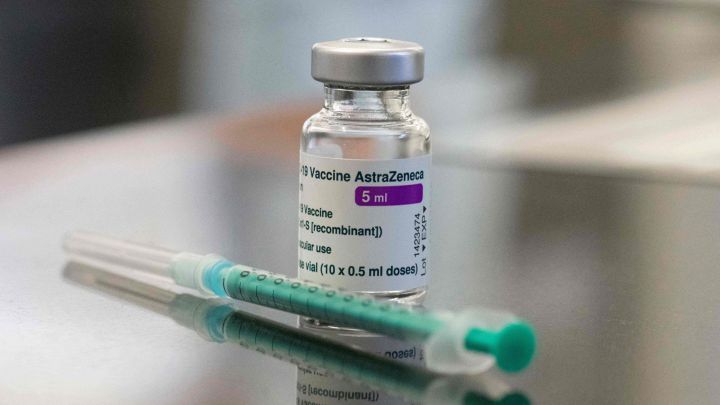 AstraZeneca en el punto de mira: Dinamarca, Islandia y Noruega detienen su vacunación y 6 países bloquean un lote
