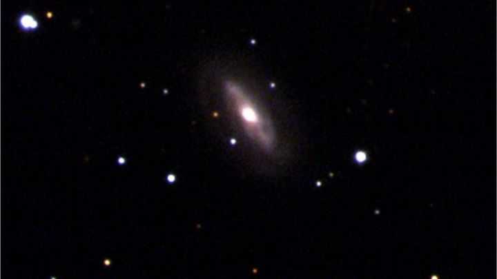 Agujero negro masivo universo movimiento galaxia