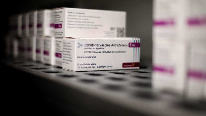 Alemania, Italia y Francia paralizan la vacunación con AstraZeneca: España lo estudia