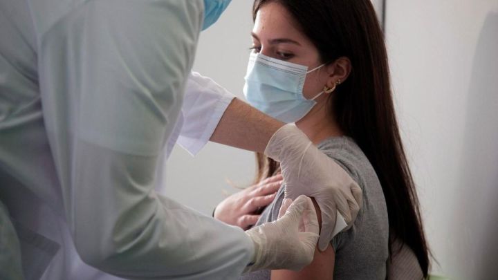 Tras suspender la vacuna con AstraZeneca, ¿qué pasa con los que han recibido la primera dosis?