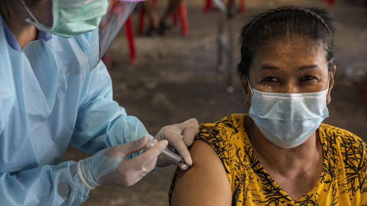 ¿Por qué las vacunas se ponen en el brazo?
