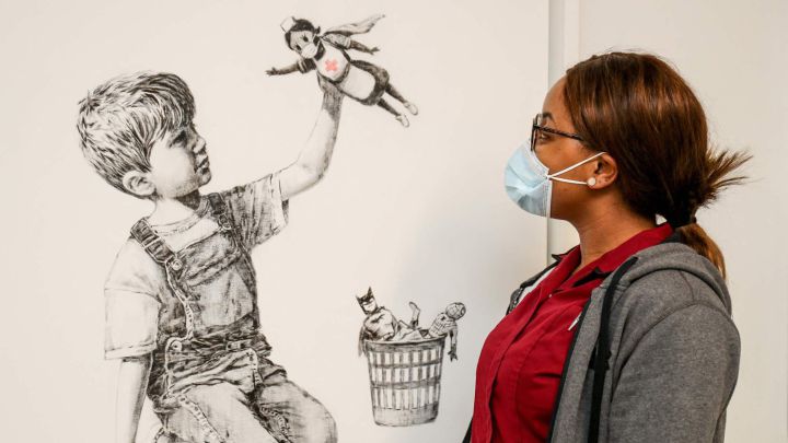 Una obra de Banksy dedicado a los sanitarios logra un valor récord en una subasta