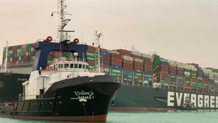 Un buque encallado en el Canal de Suez genera un atasco de 100 barcos