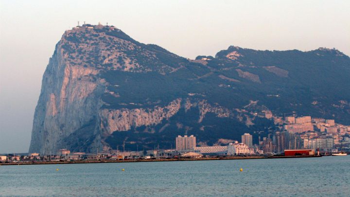 Gibraltar quita la mascarilla para pasear