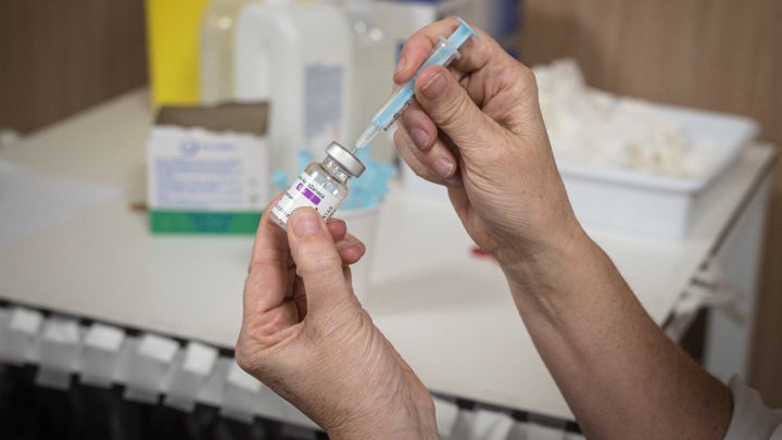 AstraZeneca: ¿cuándo se pone la segunda dosis y qué pasa si no se cumple el plazo?