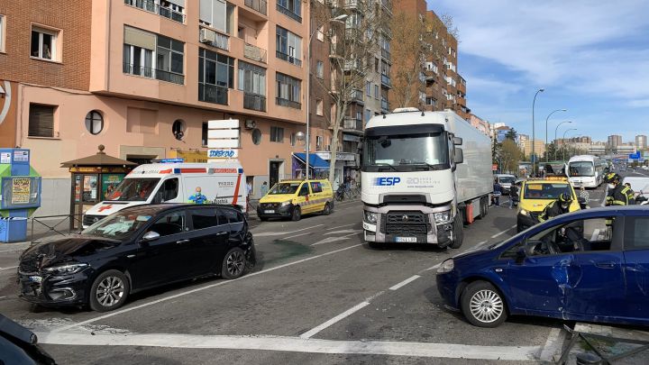 Un camión embiste a siete coches en Madrid: hay ocho heridos