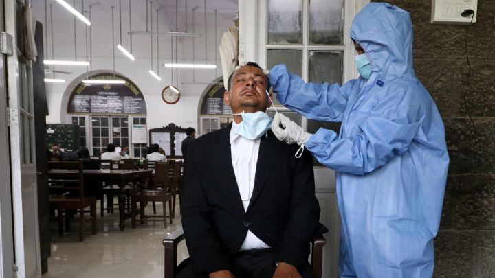 India detecta una cepa "doble mutante" del coronavirus