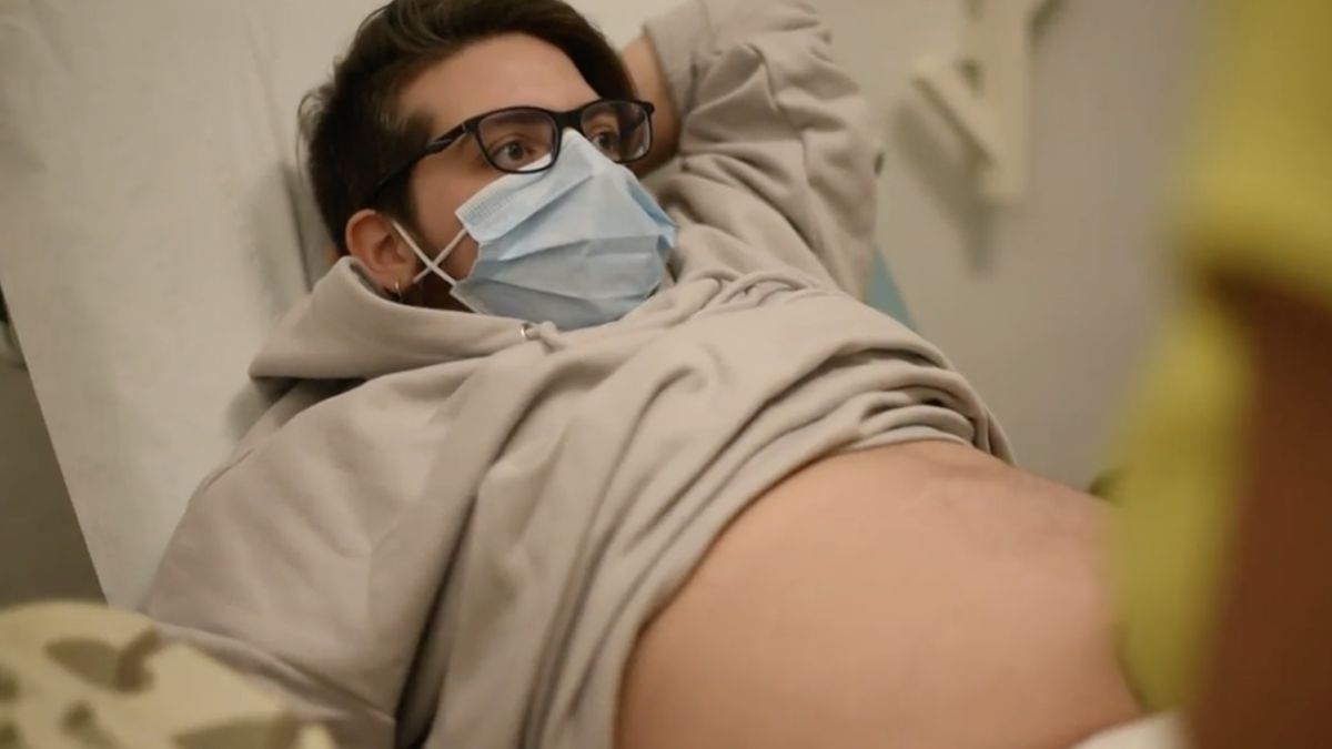 Rubén, a pregnant father about to give birth: 