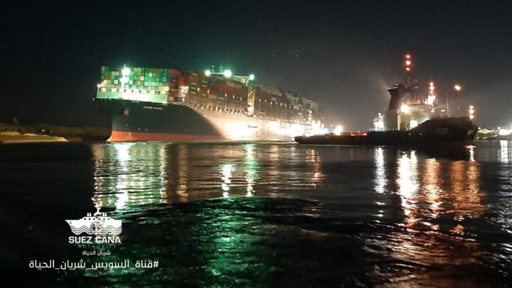 El buque 'Ever Given', "reflotado parcialmente" tras seis días varado en el Canal de Suez