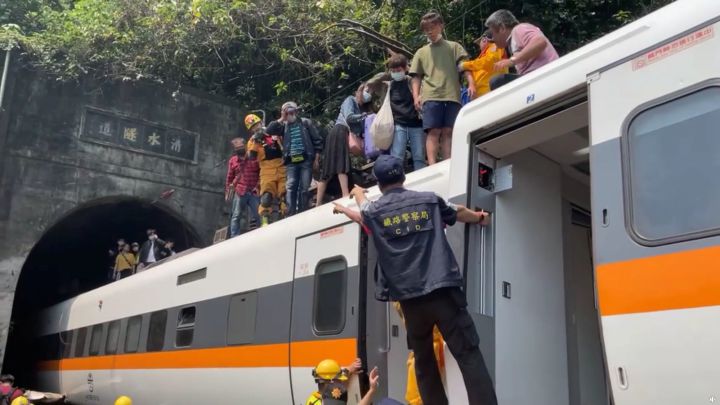 Al menos 36 muertos en un accidente de tren en Taiwán