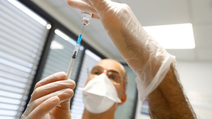 ¿Por qué no se ha vacunado todavía a las personas entre 66 y 79 años?