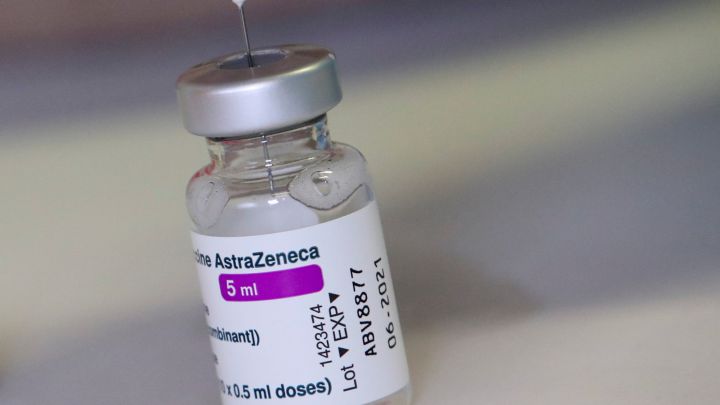 Los síntomas negativos que te obligan a ir al médico tras vacunarte con AstraZeneca