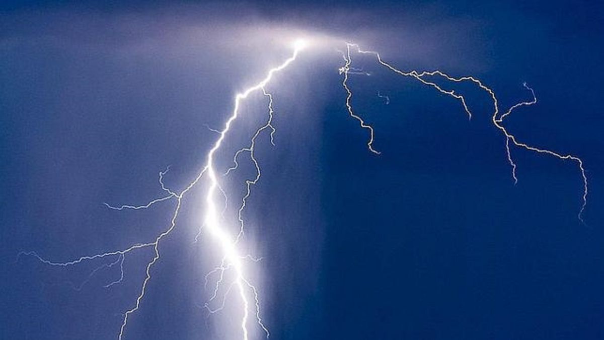 A man was seriously injured when he was struck by lightning in Madrid while taking refuge under a tree