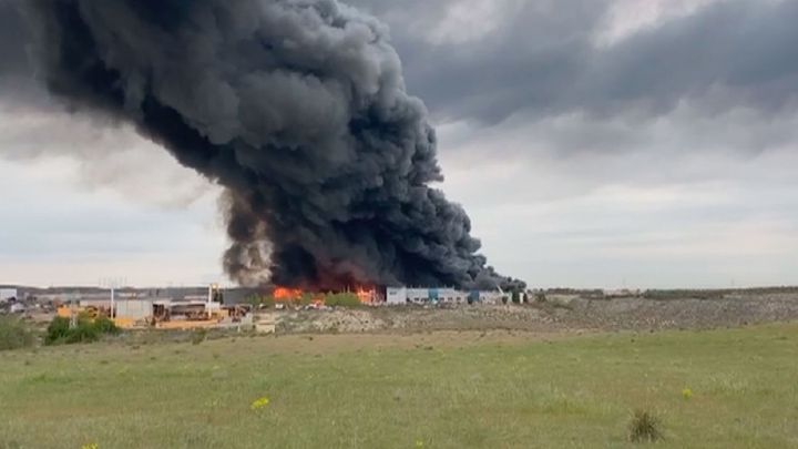 Espectacular incendio en un polígono industrial de Seseña