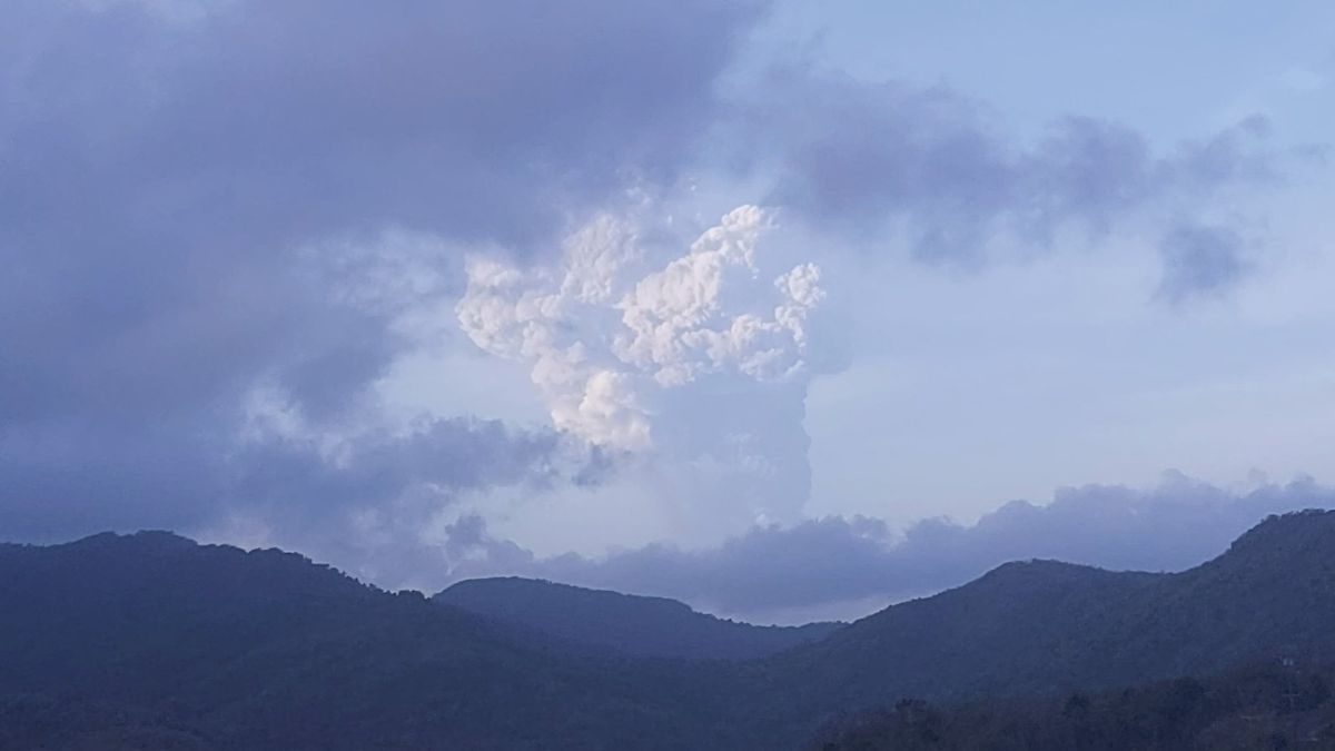 A sulfur cloud from the San Vicente volcano approaches Spain