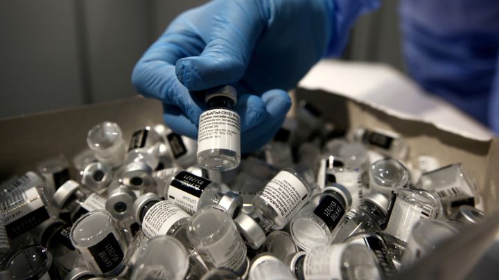 Sanidad rechaza distanciar las dosis de la vacuna de la COVID-19: ¿cada cuánto se ponen?