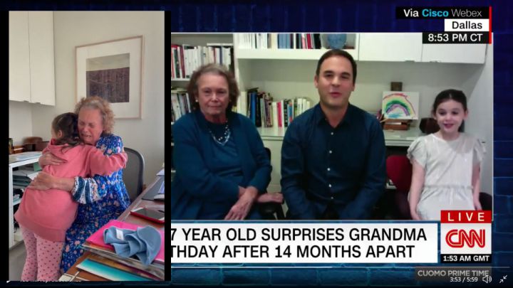 Una abuela se reencuentra con su nieta después de más de un año sin verse por la pandemia