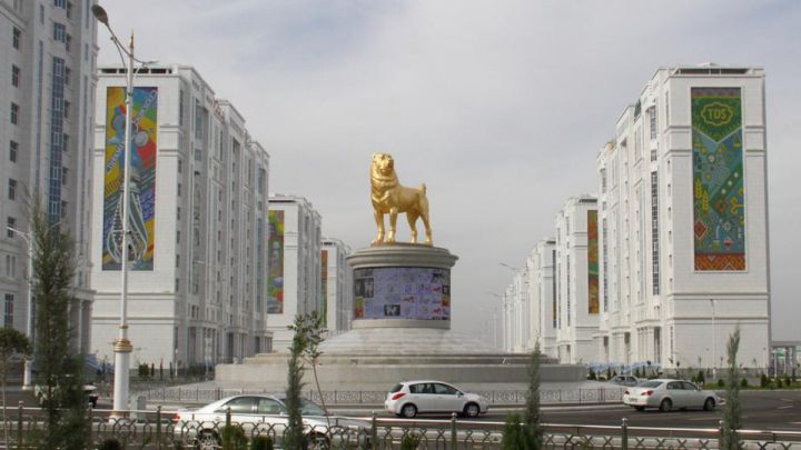 Perro Alabay turkmenistán monumento día nacional