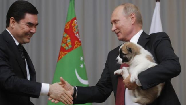 Vladimir Putin perro alabay Turkmenistán día nacional regalo