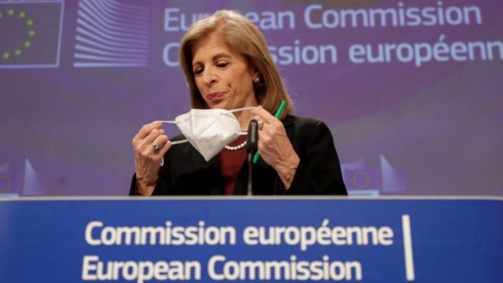 Comisión Europea AstraZeneca denuncia entregas coronavirus vacunas