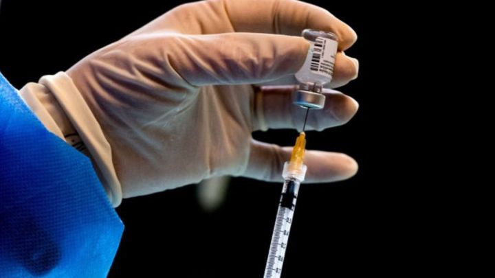España empieza a vacunar con Pfizer a personas que recibieron la primera dosis de AstraZeneca