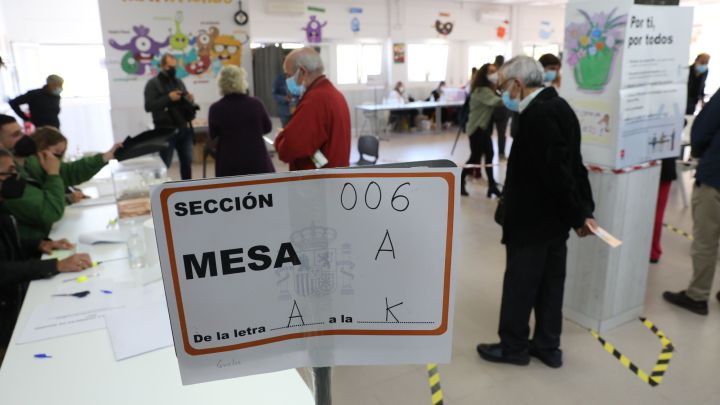 Elecciones 4M en Madrid: ¿puedo votar si cierra el colegio electoral y estoy haciendo cola?
