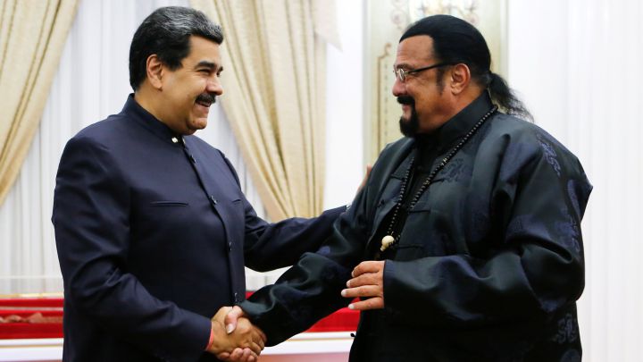 El curioso regalo de Steven Seagal al Presidente de Venezuela, Nicolás Maduro