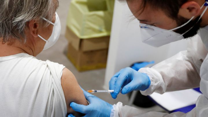 Muere una mujer de 73 años tras recibir la segunda dosis de la vacuna