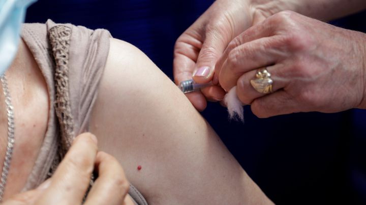 Vacunacin de 50 a 59 a?os: cundo comienza en cada comunidad y cul se va a poner