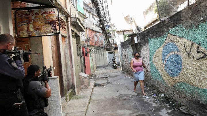 Terror en Río de Janeiro: un tiroteo entre narcotraficantes y policías deja 25 muertos