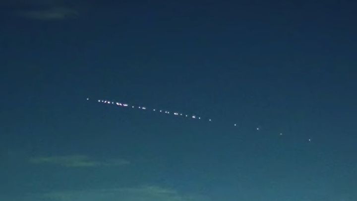 Satélites Starlink de SpaceX: a qué hora es, cuándo pasan y cómo ver las luces en el cielo de Madrid