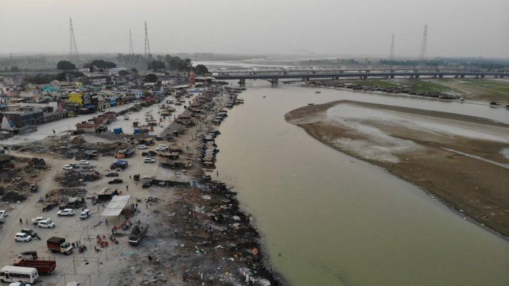 El drama de India sigue: encuentran decenas de muertos en el río Ganges