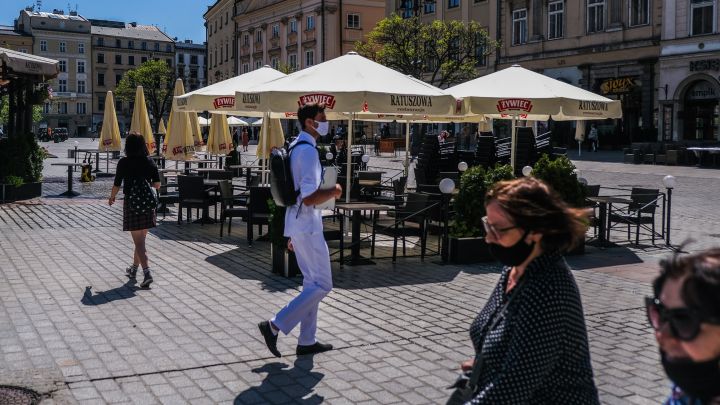 Fin de la mascarilla: "En julio o agosto empezaremos otra vez a poner cara a todas las personas"