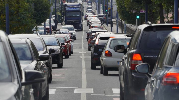 Los tres motivos por los que la DGT baja el límite de velocidad en las ciudades