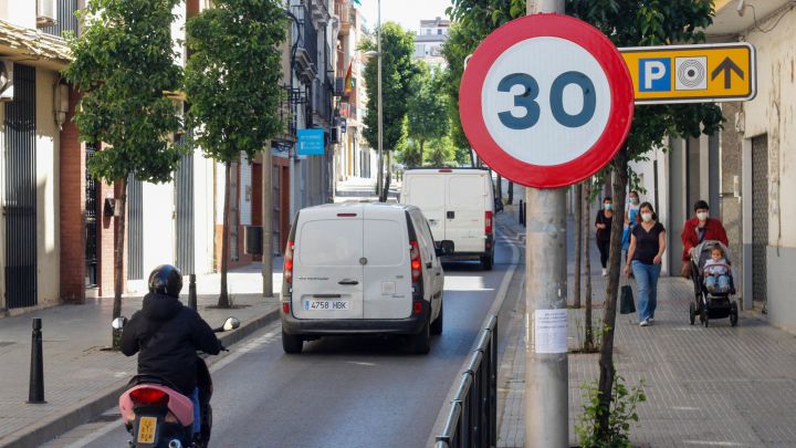 ¿Puedo ir a la cárcel o perder el carnet si me salto las nuevas normas de velocidad de la DGT?