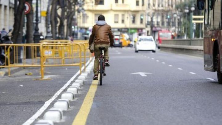 Ciclista bicicleta ciudad carretera normas multas DGT