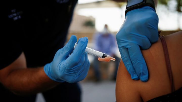 'Brazo COVID': el efecto secundario de la vacuna de Moderna que surge a la semana
