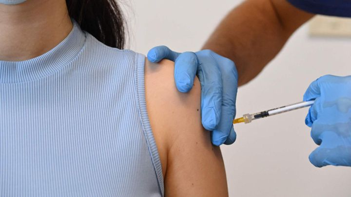 El motivo de la OMS para posponer la vacunación a los más jóvenes