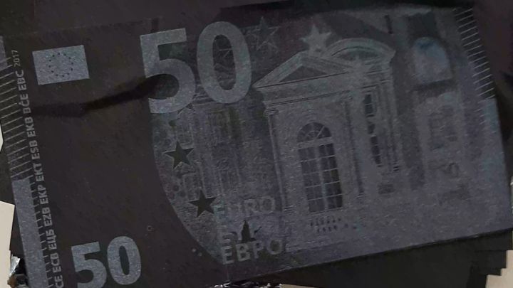 Detenidos en Madrid por intentar estafar 5.000 euros con el timo de los billetes tintados